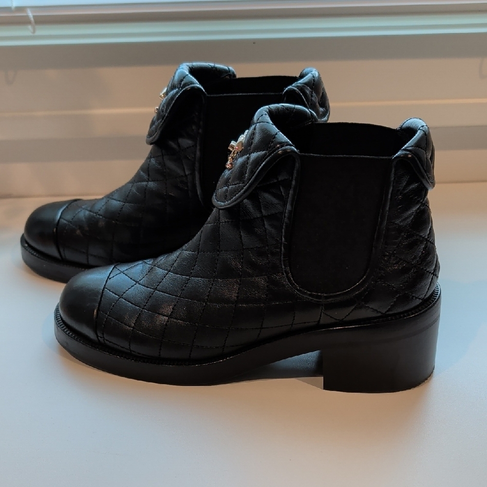 Chic Black Quilted Ankle Boots - Picture 2 of 6